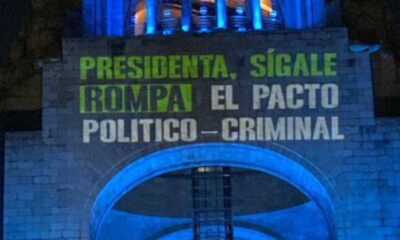 Monumento a la Revolución iluminado con una proyección nocturna que muestra un mensaje político del colectivo Mexicanos al Grito de Paz.