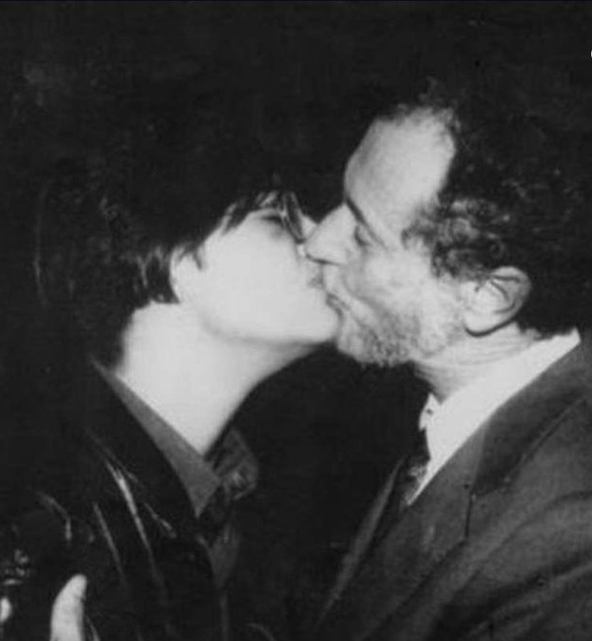 Momento histórico en el que un médico besa a una mujer con VIH durante un congreso científico para demostrar que el virus no se transmite por un beso.