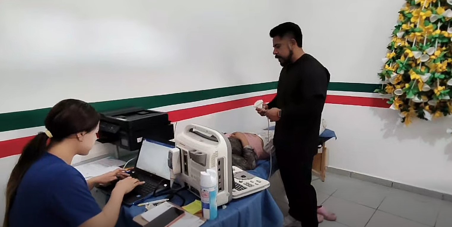 Personal médico realiza ultrasonido gratuito a una paciente durante la Jornada de Ultrasonidos del Ayuntamiento de Huaquechula y el DIF Municipal.