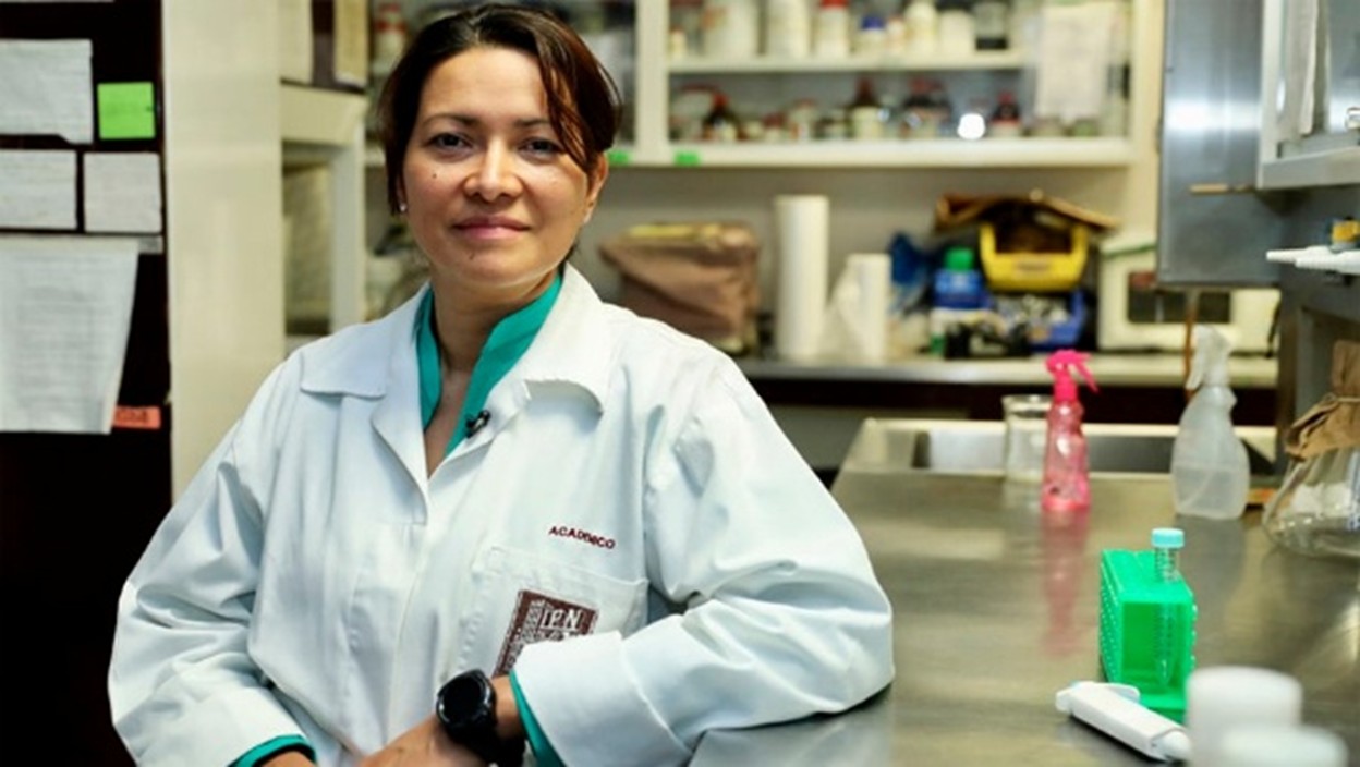 Investigadora del IPN en laboratorio durante el desarrollo de terapia fotodinámica contra lesiones por VPH.