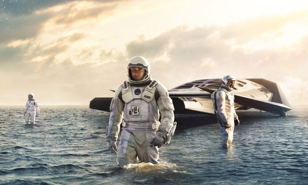 Escena cinematográfica que representa la dilatación temporal en un planeta con gravedad extrema