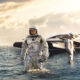 Escena cinematográfica que representa la dilatación temporal en un planeta con gravedad extrema