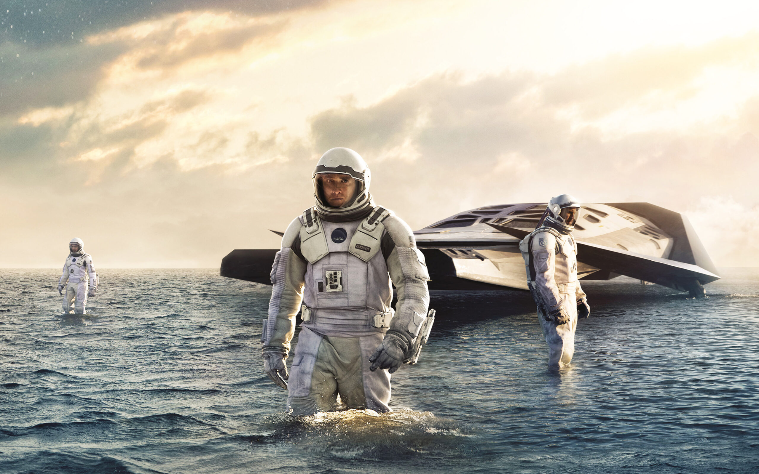 Escena cinematográfica que representa la dilatación temporal en un planeta con gravedad extrema