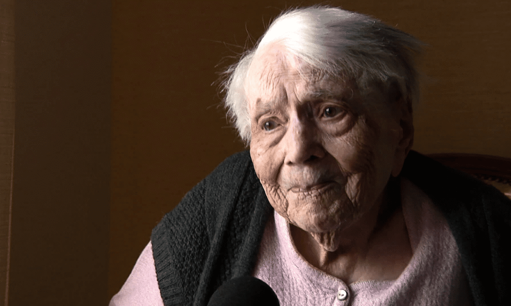 Retrato de Marie-Rose Tessier, la persona más longeva de Francia, durante una entrevista en su vejez.