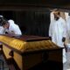 Personal con equipo de protección durante un sepelio, imagen relacionada con fallecimientos por enfermedades infecciosas