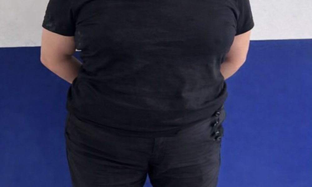 Mujer detenida en instalaciones de seguridad tras caso de violencia de pareja en CDMX.