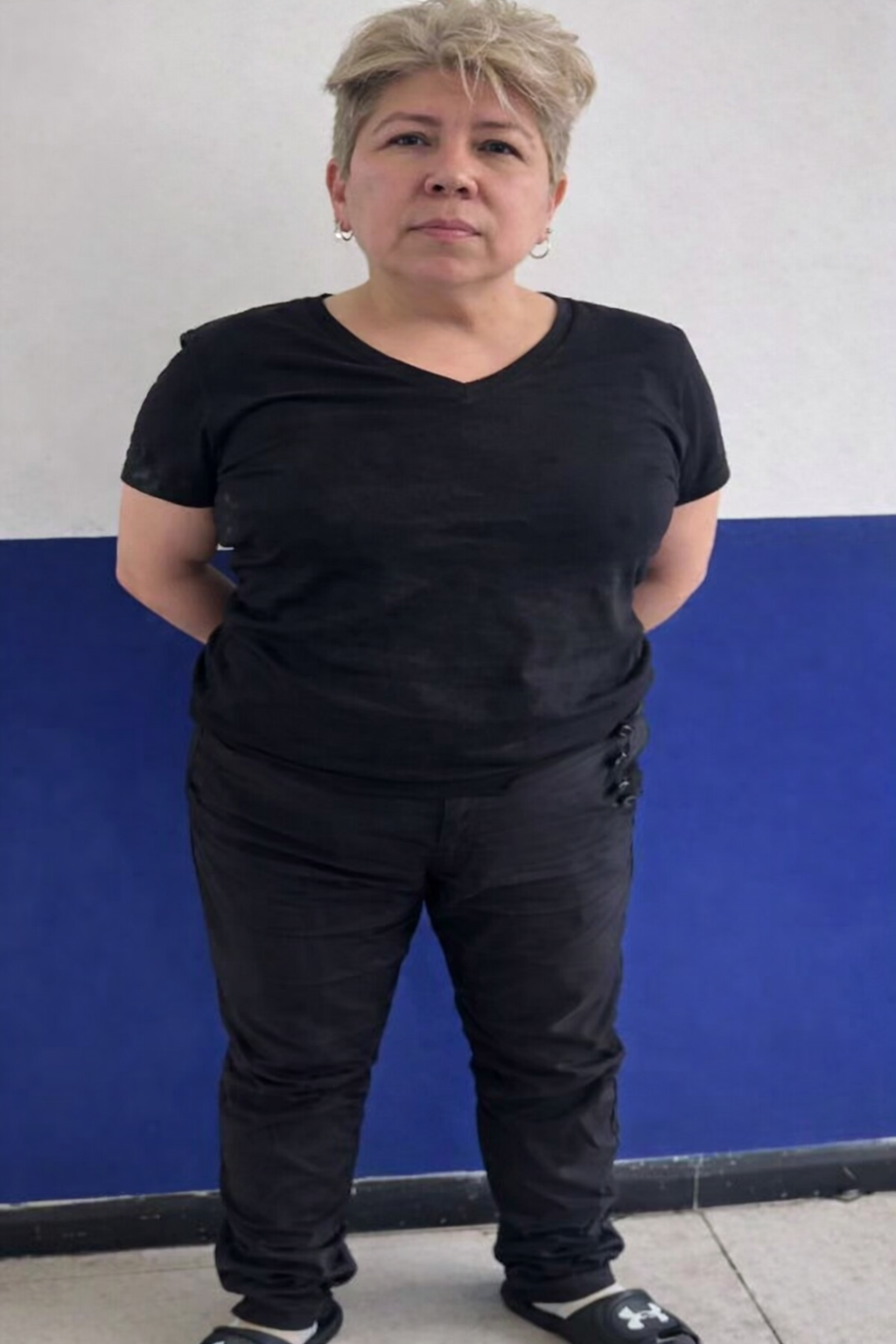 Mujer detenida en instalaciones de seguridad tras caso de violencia de pareja en CDMX.