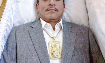 Fotografía viral de hombre dentro de un ataúd con traje y medallón dorado asociada a rumores sobre líder del narcotráfico en México.
