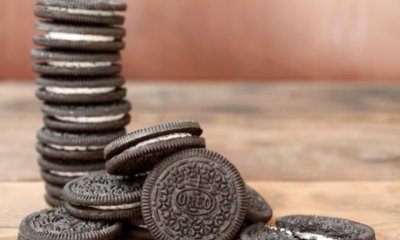 Galletas Oreo de chocolate con relleno de crema apiladas sobre una mesa, símbolo del famoso sándwich dulce creado en 1912.