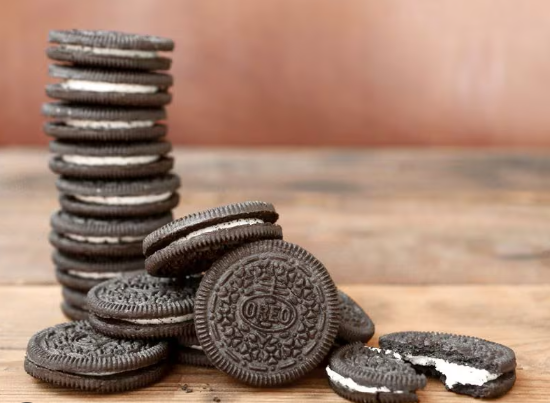 Galletas Oreo de chocolate con relleno de crema apiladas sobre una mesa, símbolo del famoso sándwich dulce creado en 1912.