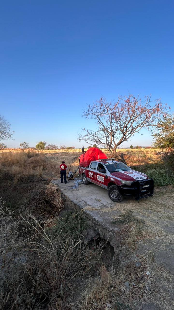 Bomberos del Ayuntamiento de Huaquechula supervisan quema controlada de rastrojo en la comunidad de La Venta para prevenir incendios agrícolas.