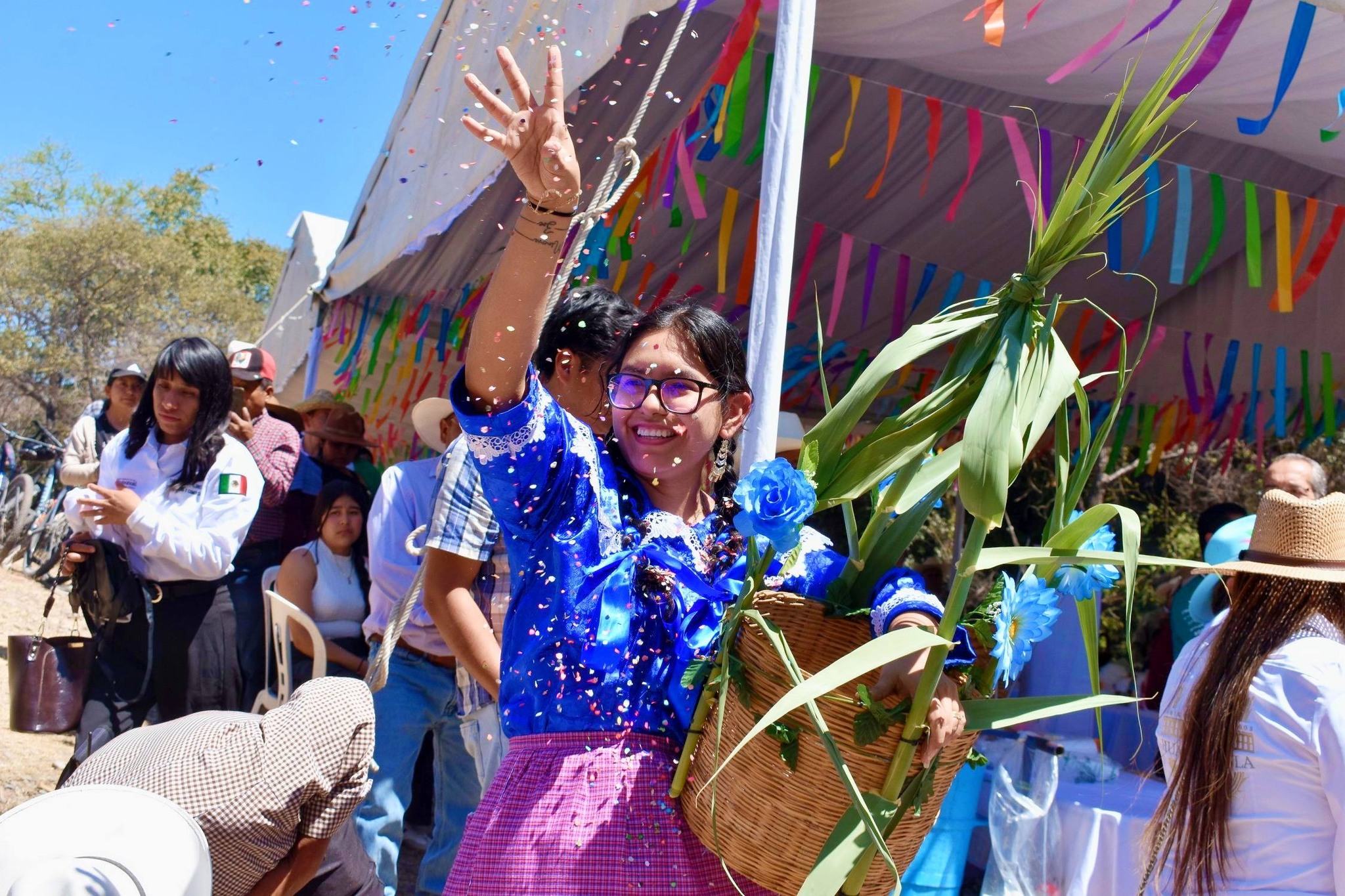 Participante del evento gastronómico Raíces y Sabores de Nuestra Región durante la celebración en el Acueducto de Matlala, Huaquechula.