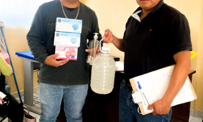 Entrega de kits de cubrebocas y gel antibacterial por parte del área de Salud Municipal en una escuela de Tochimilco.
