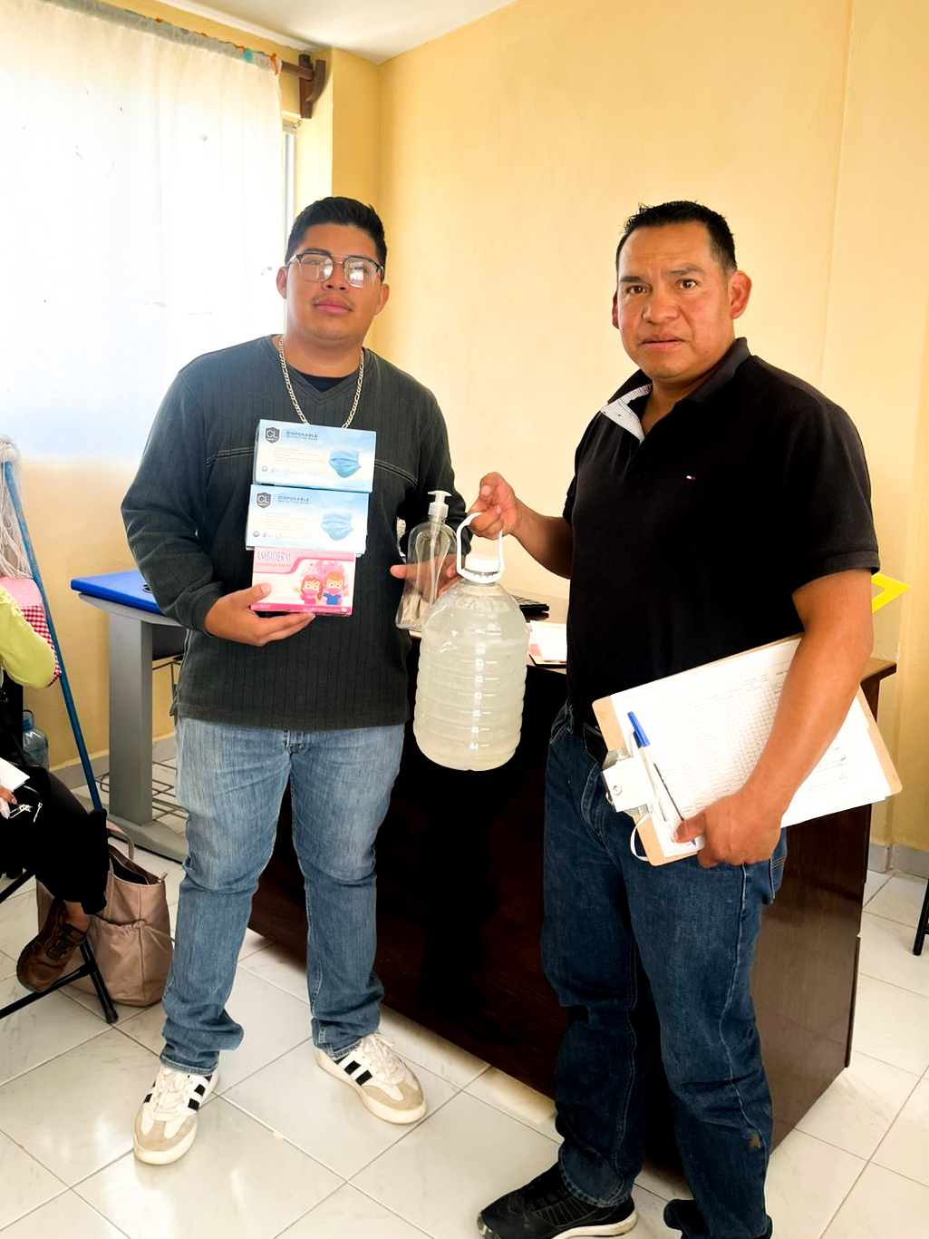 Entrega de kits de cubrebocas y gel antibacterial por parte del área de Salud Municipal en una escuela de Tochimilco.