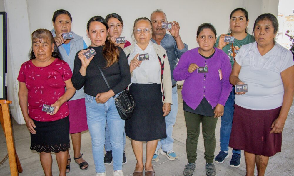 Artesanas y artesanos de San Antonio Alpanocan, Tochimilco, reciben la Credencial del Artesano otorgada por la Secretaría de Cultura de Puebla para impulsar el sector artesanal.
