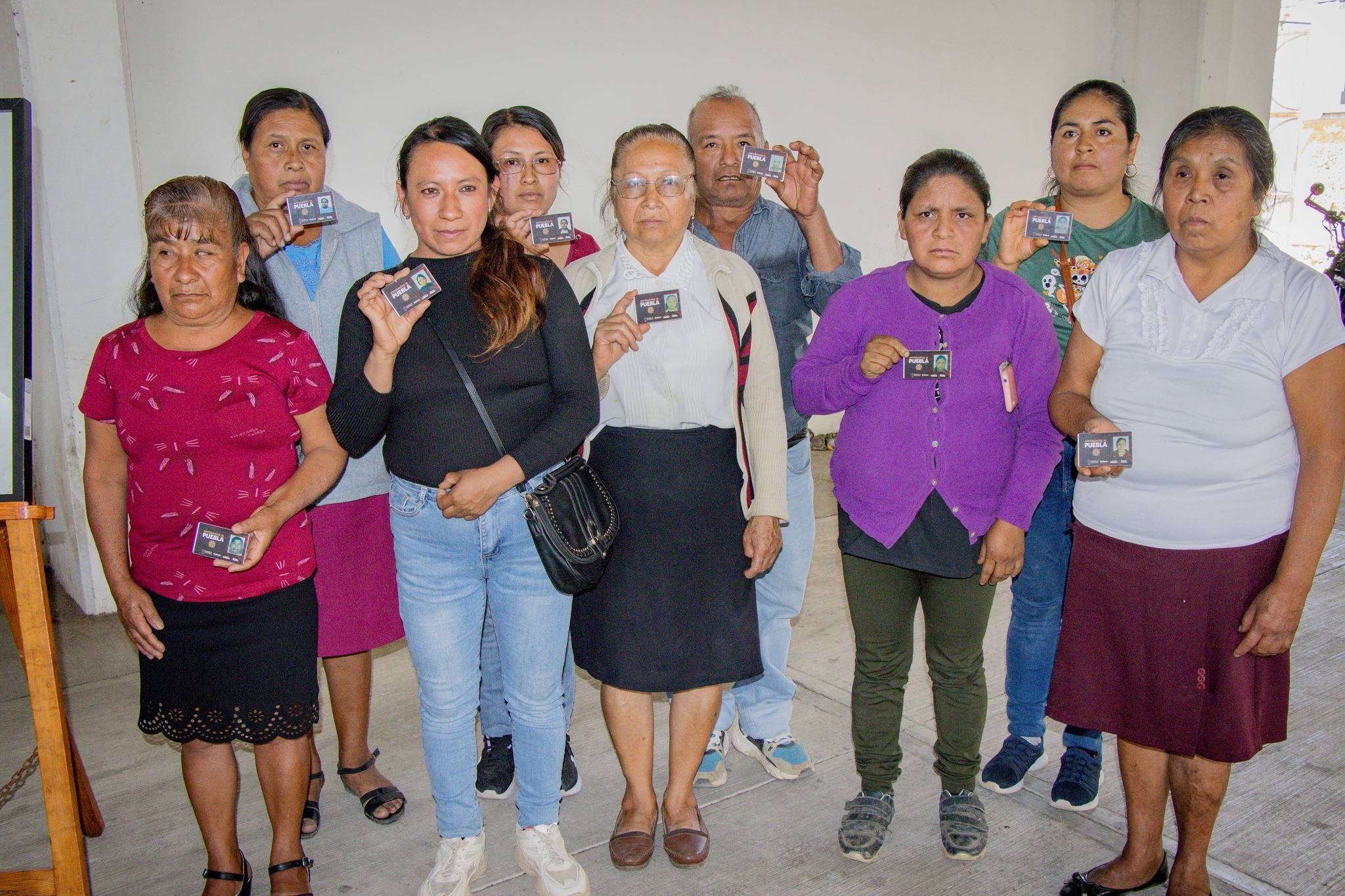Artesanas y artesanos de San Antonio Alpanocan, Tochimilco, reciben la Credencial del Artesano otorgada por la Secretaría de Cultura de Puebla para impulsar el sector artesanal.