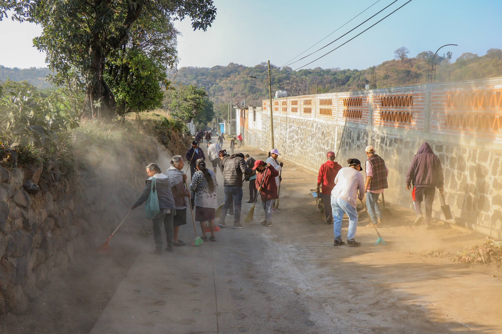 Vecinos de Tochimilco realizando jornada de limpieza comunitaria en el barrio de Xochimilcapa Puebla