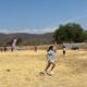 Niños participando en concurso de papalotes en Huaquechula Puebla con cometas volando en campo abierto