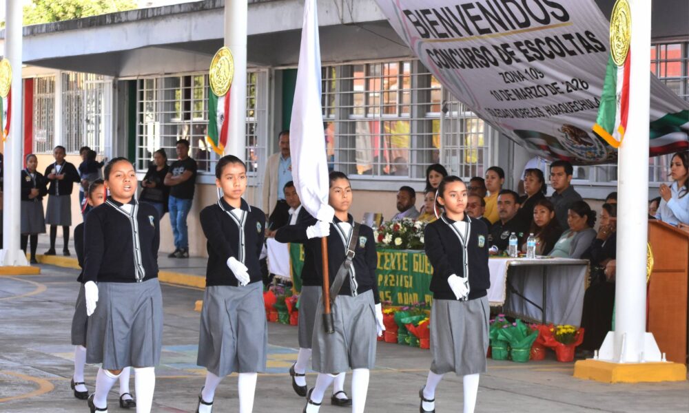 Escolta escolar de primaria marchando en concurso de la zona escolar 109 en Huaquechula Puebla