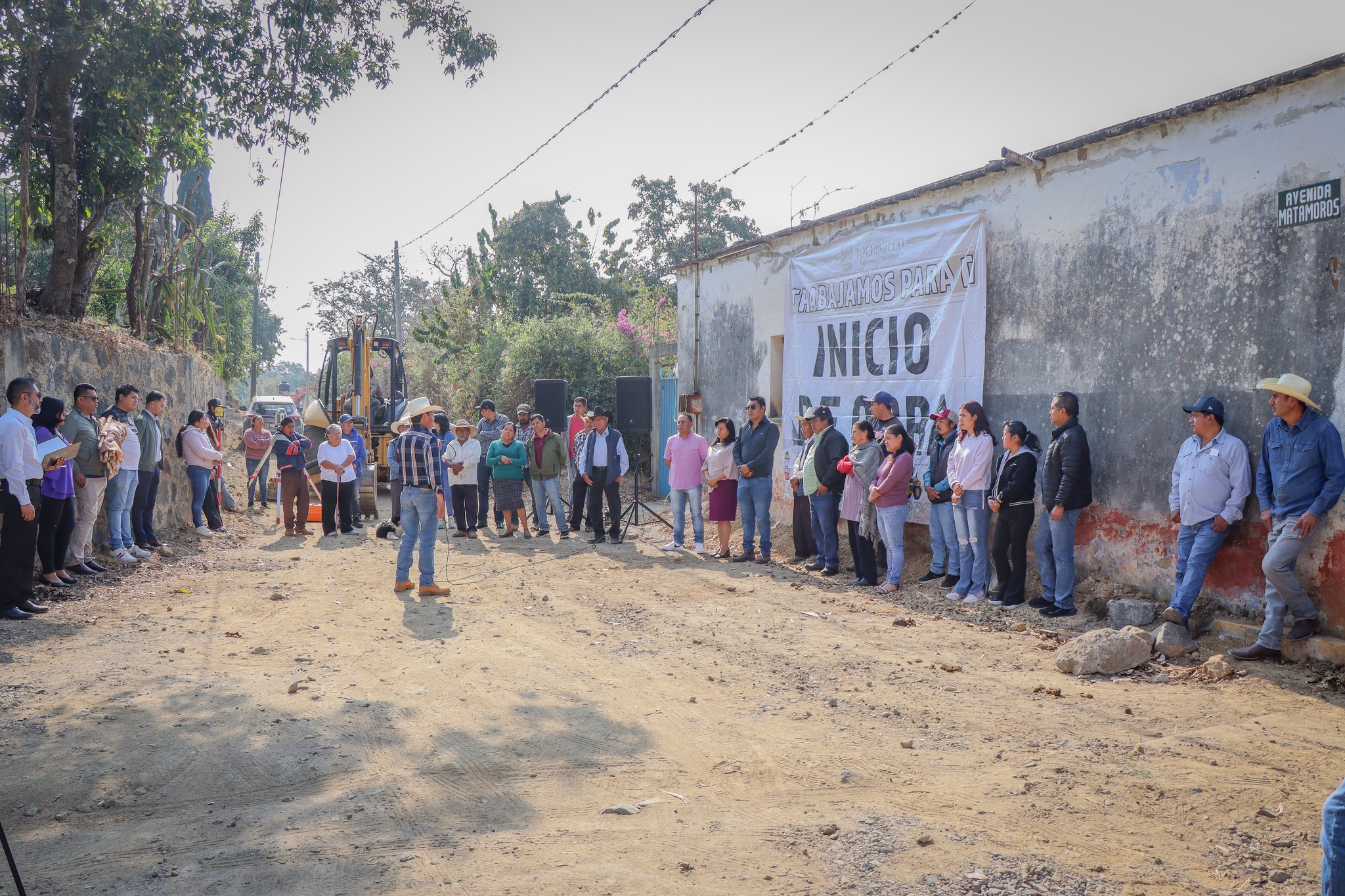 Inicio de obra de pavimentación con concreto hidráulico en Avenida Matamoros en Tochimilco Puebla con autoridades y vecinos