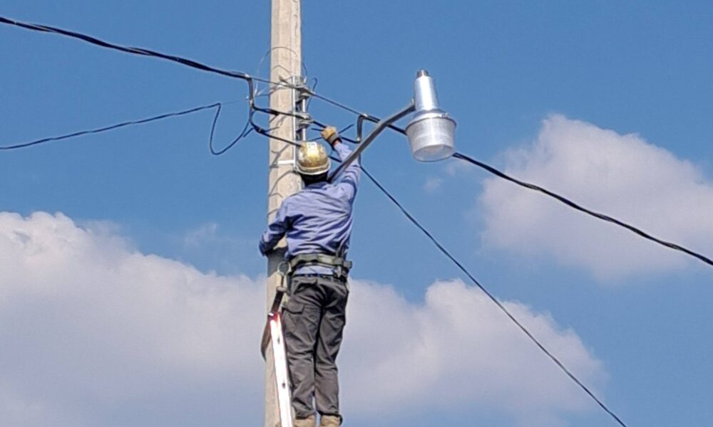 Instalación de luminaria y electrificación en Camino al Calvario en Cacaloxúchitl Huaquechula Puebla