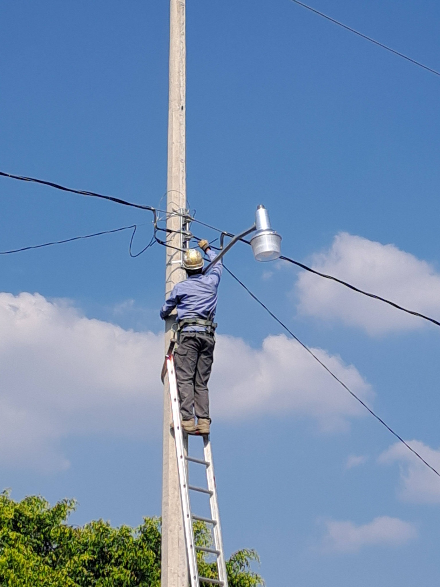 Instalación de luminaria y electrificación en Camino al Calvario en Cacaloxúchitl Huaquechula Puebla
