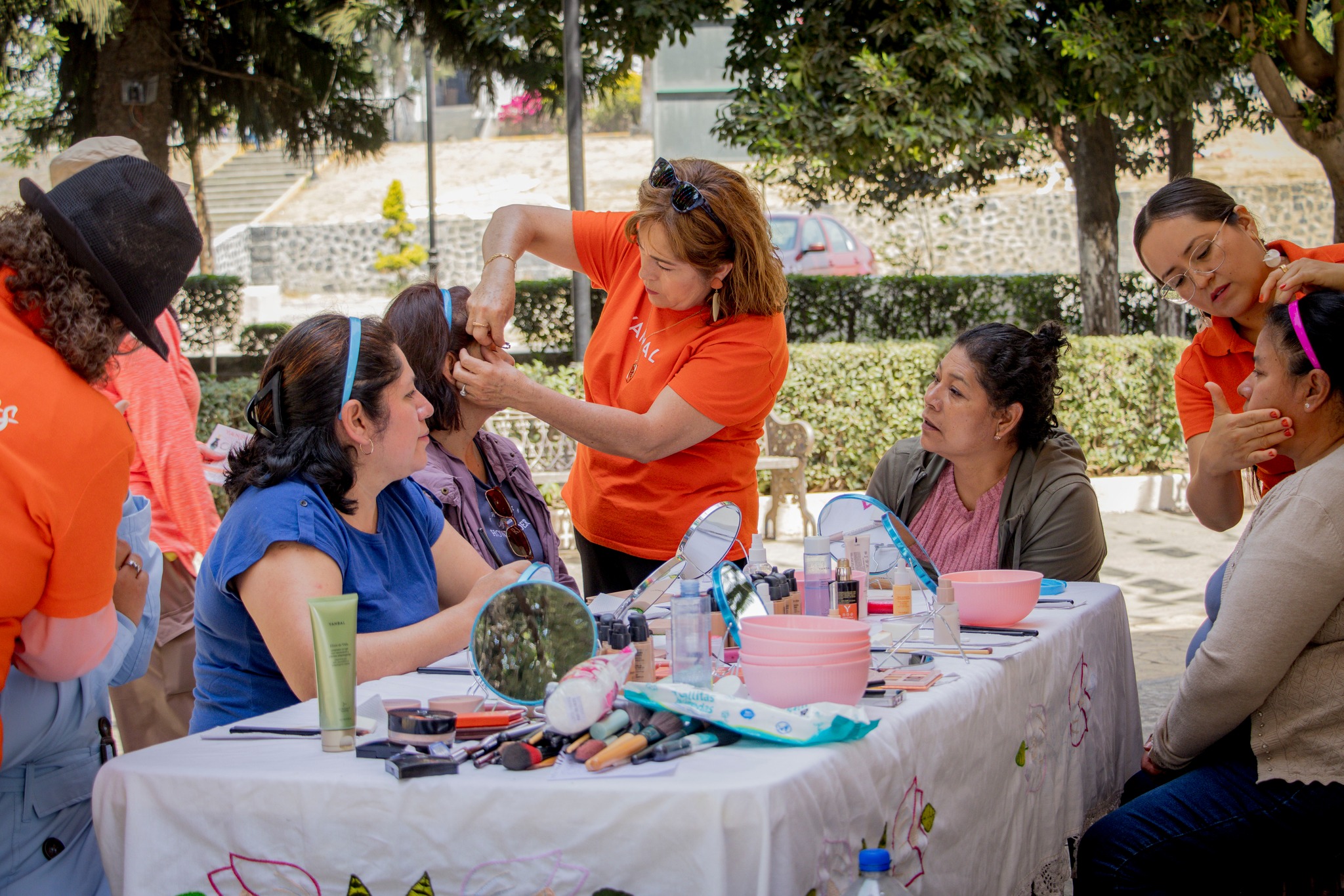Mujeres participando en taller de automaquillaje en Tochimilco Puebla con asesoría profesional y productos de belleza