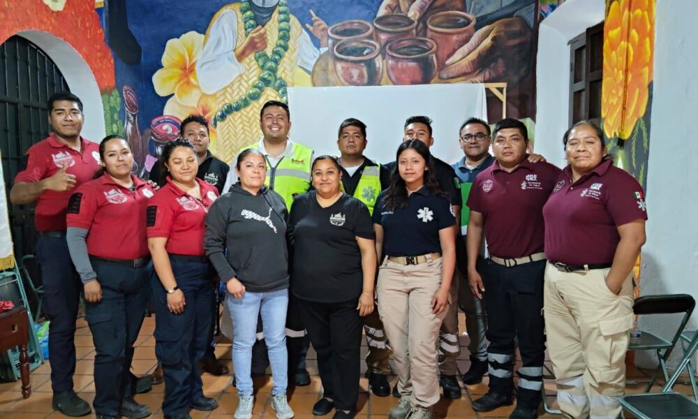 Paramédicos de Huaquechula durante capacitación en urgencias médicas con SUMA en Puebla