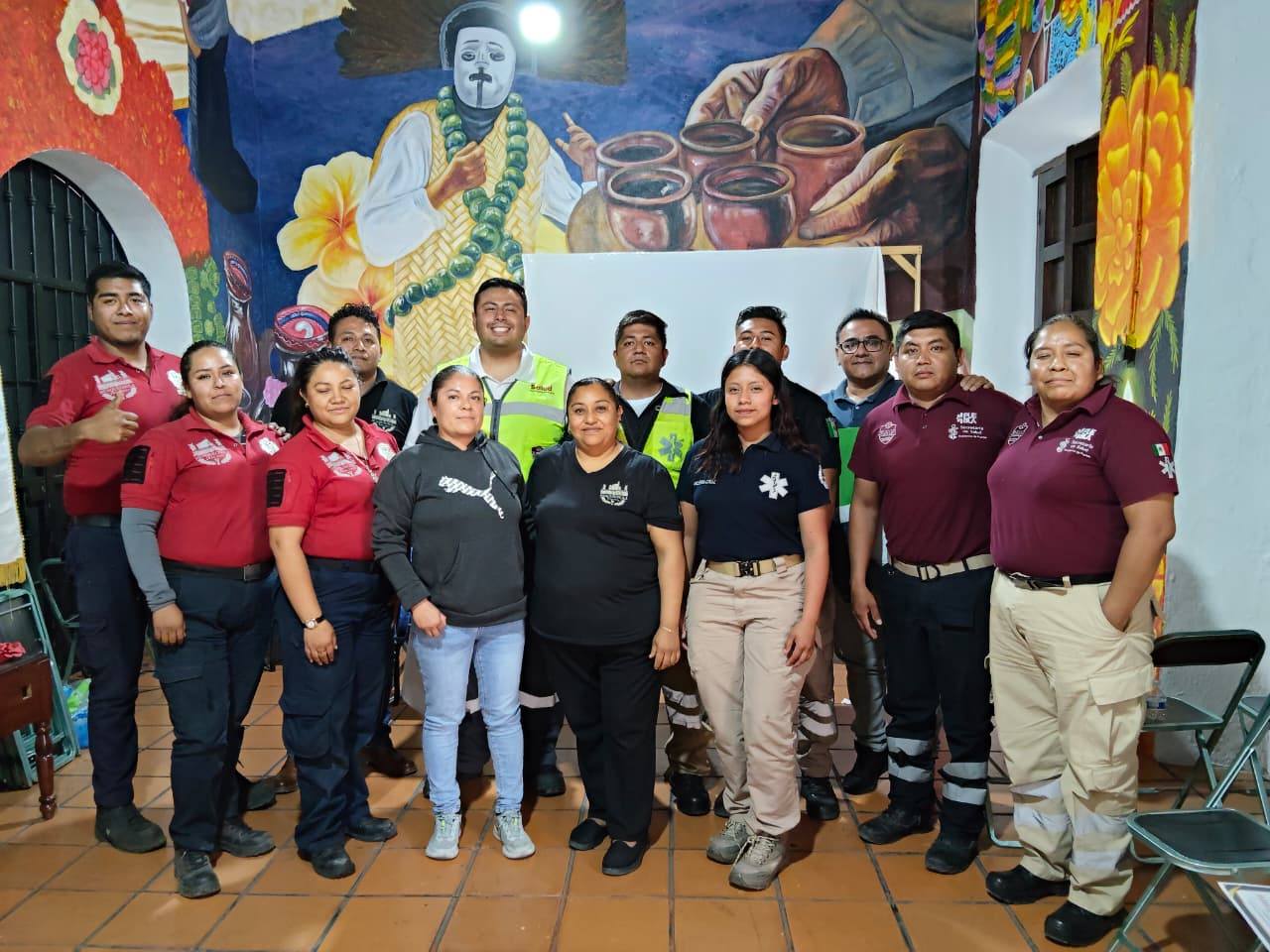 Paramédicos de Huaquechula durante capacitación en urgencias médicas con SUMA en Puebla