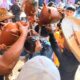 Personas participando en tradición de toritos de agua de gloria en Huaquechula Puebla durante celebración comunitaria con uso de agua