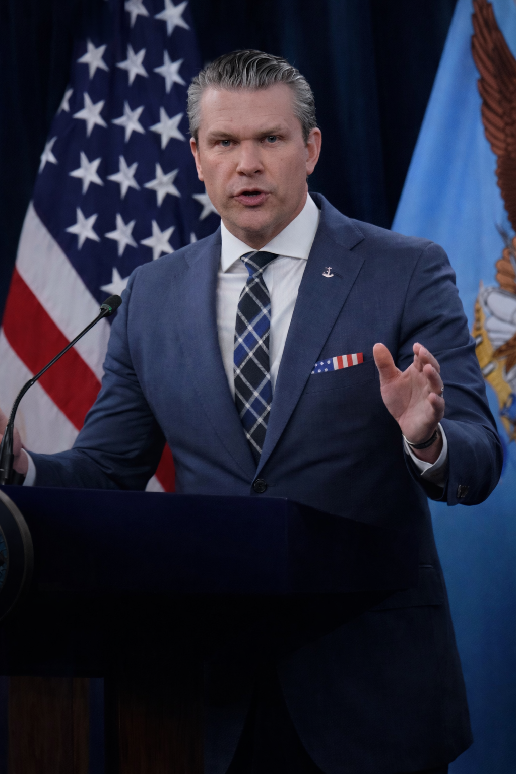 Funcionario del gobierno de Estados Unidos durante conferencia de prensa sobre temas de defensa y política internacional