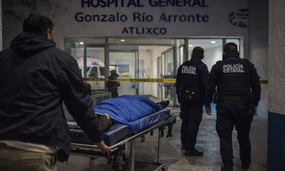 Hospital General Gonzalo Río Arronte en Atlixco tras el fallecimiento de un adolescente herido por arma de fuego.