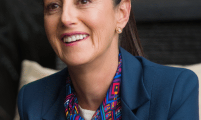 Presidenta de México durante entrevista o conferencia hablando sobre política exterior.