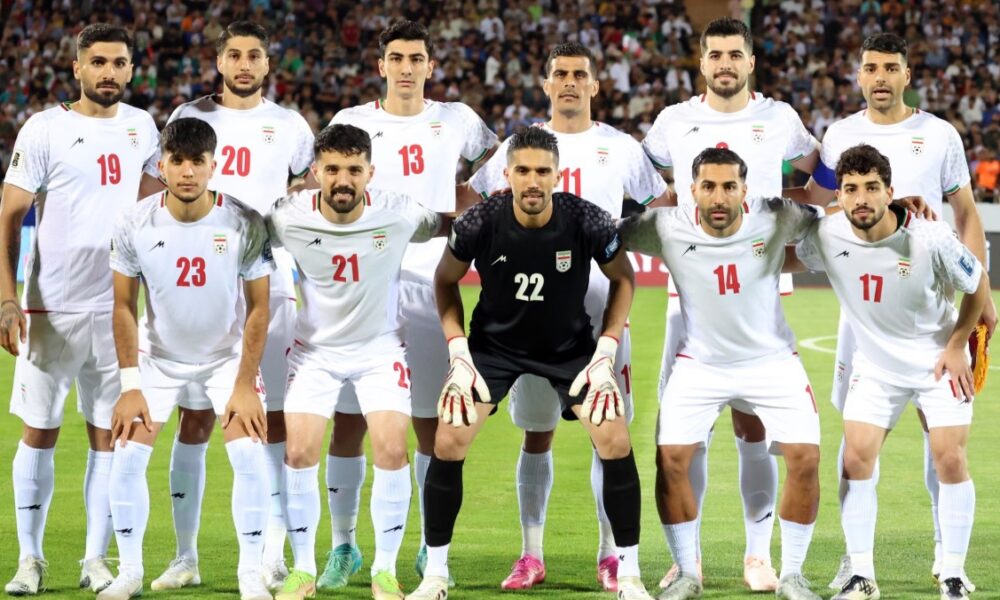 Selección nacional de fútbol de Irán previo a un partido internacional en un estadio lleno.
