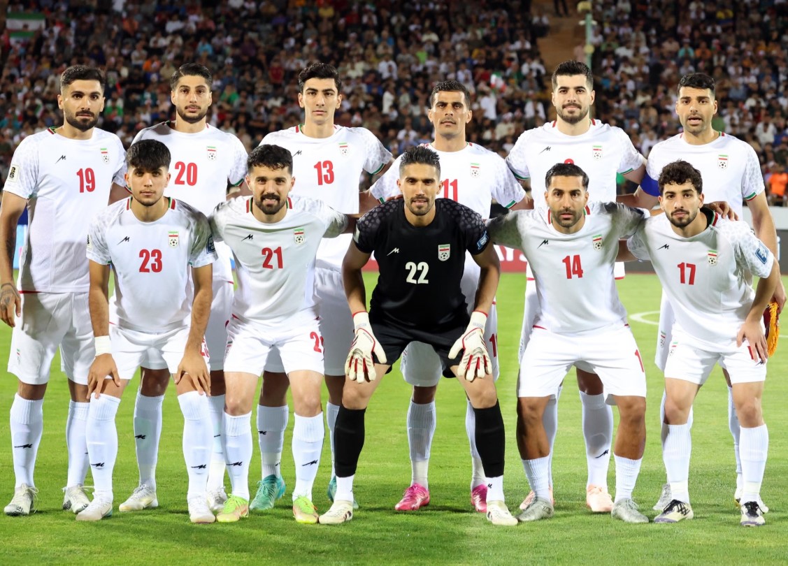 Selección nacional de fútbol de Irán previo a un partido internacional en un estadio lleno.
