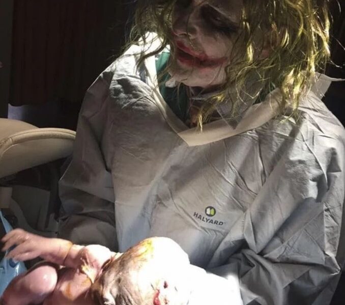 Médico disfrazado del Guasón atiende parto de emergencia