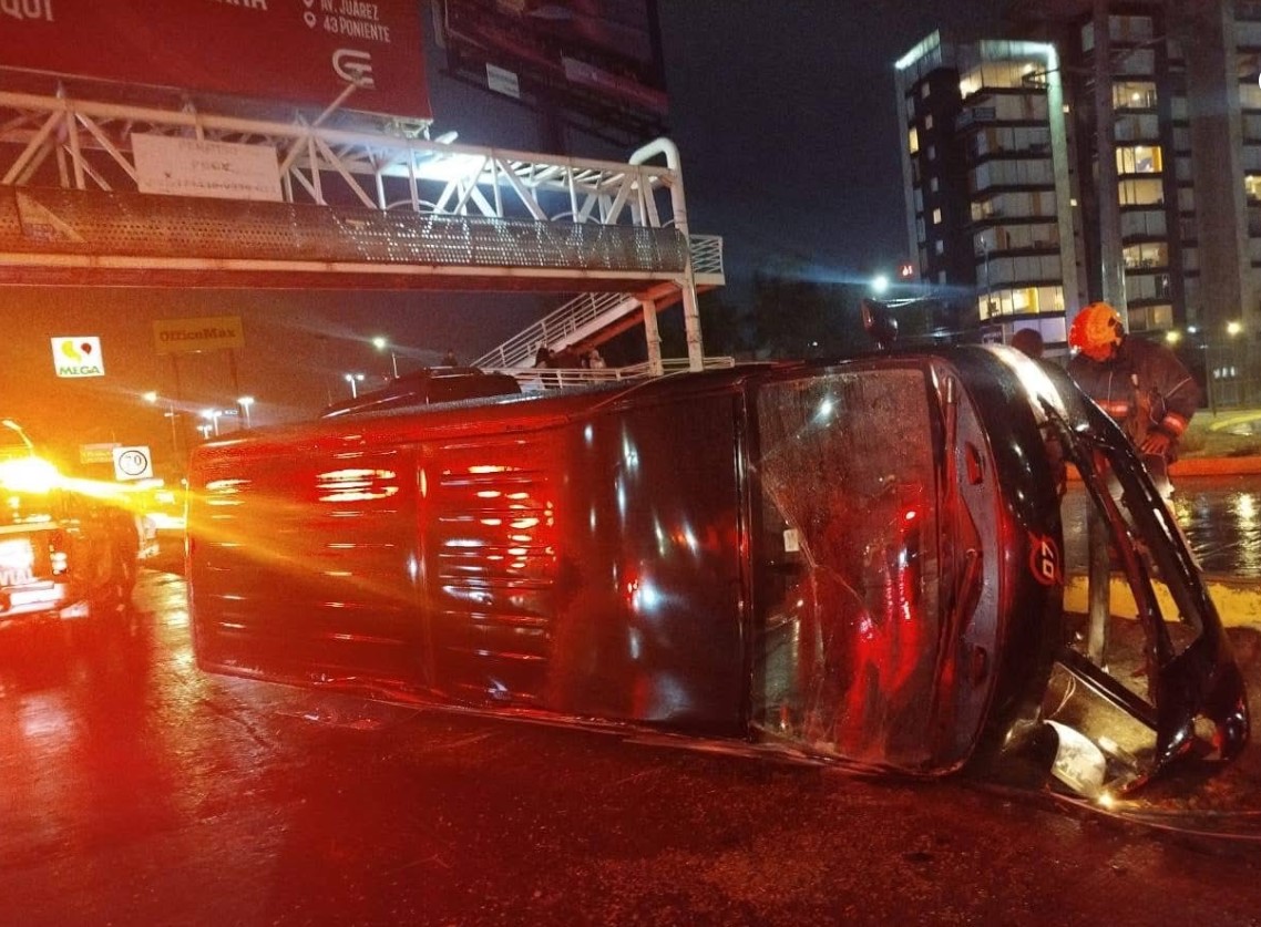 Camioneta volcada en Vía Atlixcáyotl Puebla frente a Angelópolis durante accidente nocturno