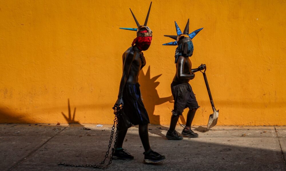Xinacates en Puebla con cuerpos pintados y máscaras tradicionales durante ritual previo a Semana Santa
