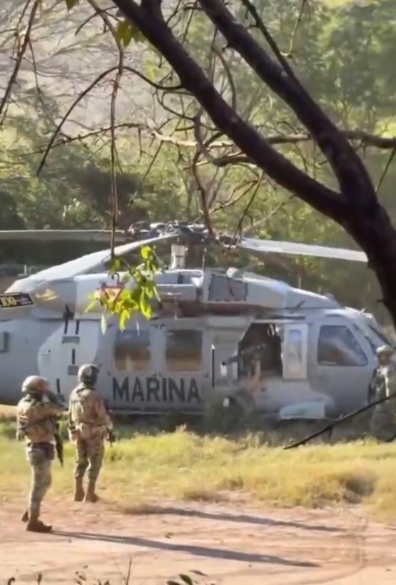 Helicóptero de fuerzas de seguridad en operativo en zona rural de Sinaloa con presencia de personal armado
