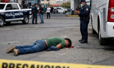 Zona acordonada en la CAPU Puebla tras fallecimiento de hombre al bajar de autobús con presencia de policías