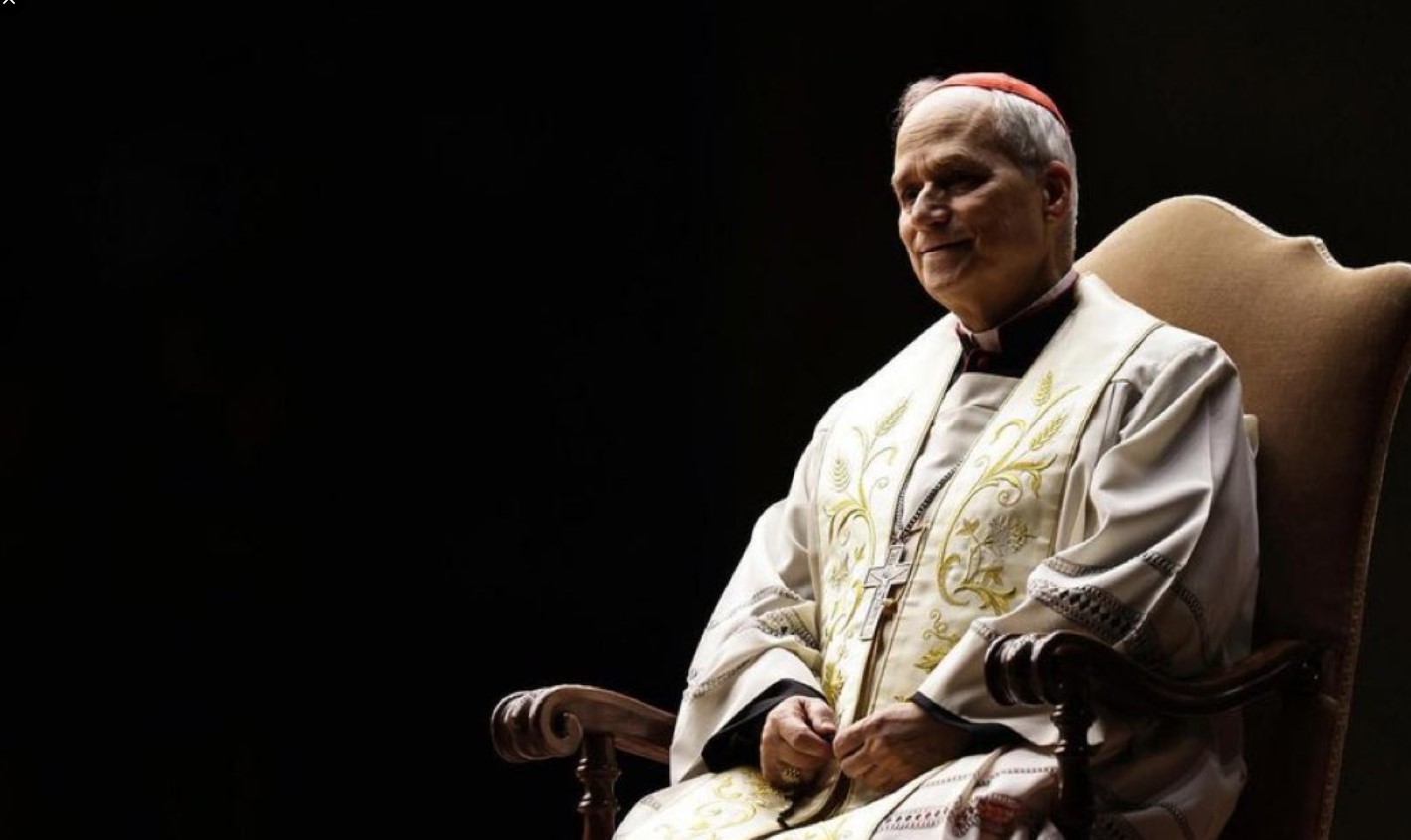 Líder religioso sentado en un trono con vestimenta clerical en el Vaticano.