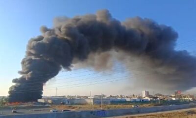 Gran columna de humo negro por incendio en Puebla visible desde periférico ecológico.