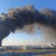 Gran columna de humo negro por incendio en Puebla visible desde periférico ecológico.