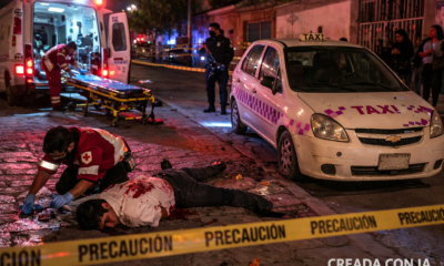 Paramédicos atienden a un taxista herido tras un asalto armado en Atlixco Puebla durante un intento de robo de vehículo.