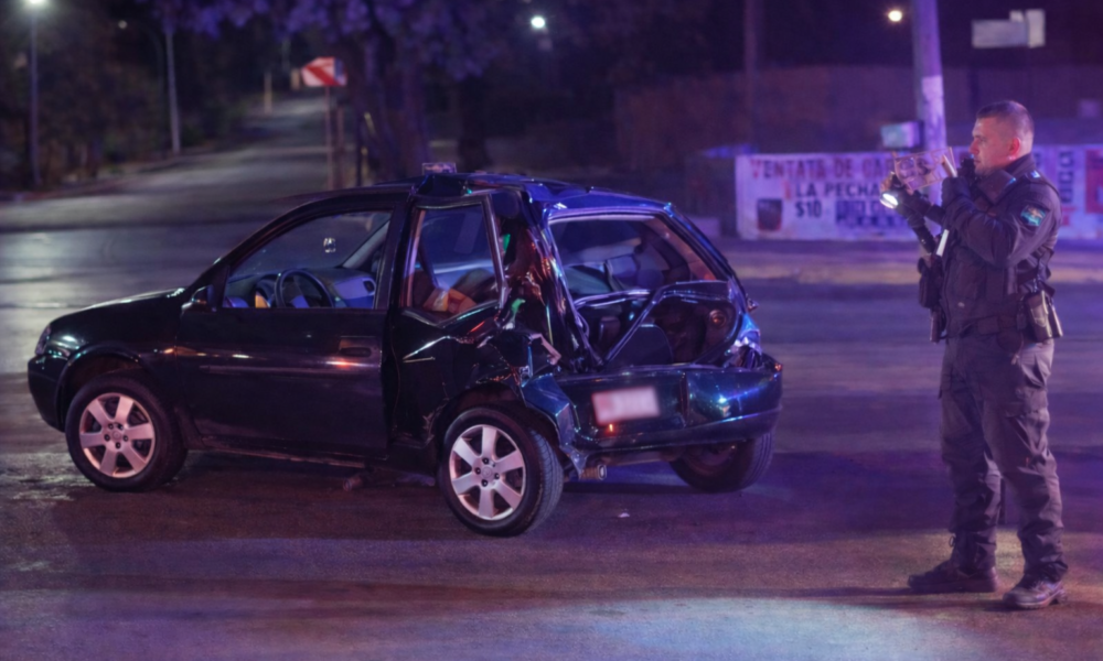 Vehículo dañado tras accidente vial nocturno en Atlixco con presencia de autoridades.
