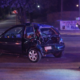 Vehículo dañado tras accidente vial nocturno en Atlixco con presencia de autoridades.