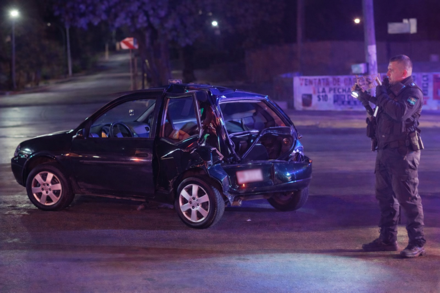 Vehículo dañado tras accidente vial nocturno en Atlixco con presencia de autoridades.