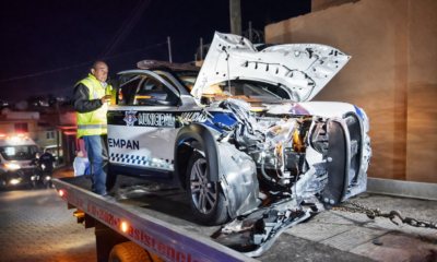 Patrulla municipal dañada tras choque frontal durante persecución en Tlaxcala.