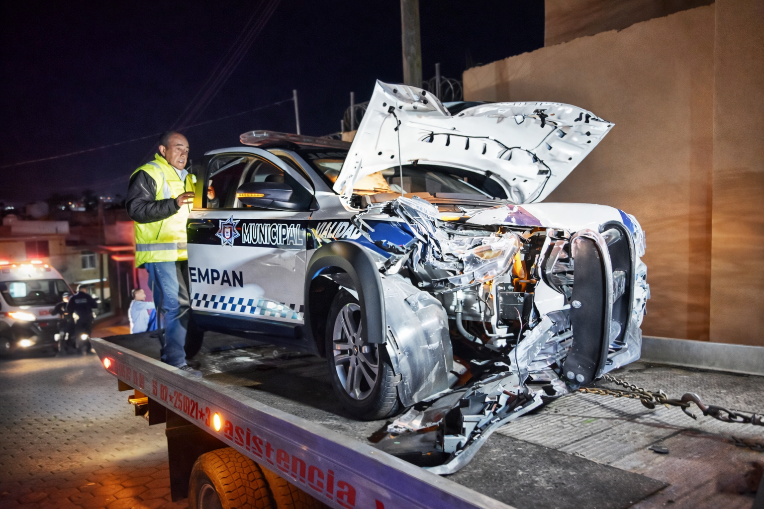 Patrulla municipal dañada tras choque frontal durante persecución en Tlaxcala.