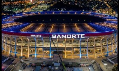 Vista aérea nocturna del Estadio Azteca iluminado tras su remodelación con nuevo nombre comercial.